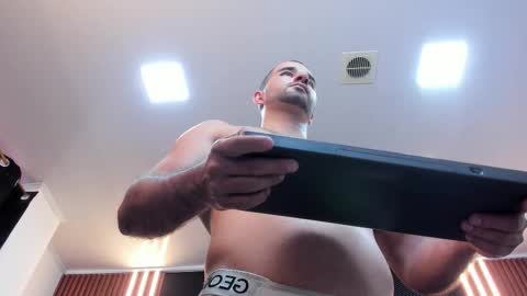  L O R E N Z O  Thumbs Up help  online show from September 30, 2025, 5:18 pm