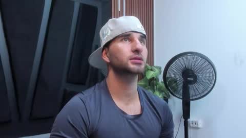  L O R E N Z O  Thumbs Up help  online show from November 11, 2025, 5:24 pm