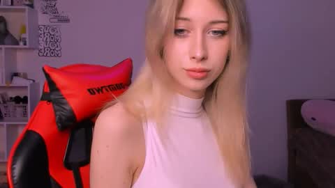 Snapshot of lori_meow chatting on October 3, 2025, 4:59 pm Lori online show from October 3, 2025, 4:59 pm