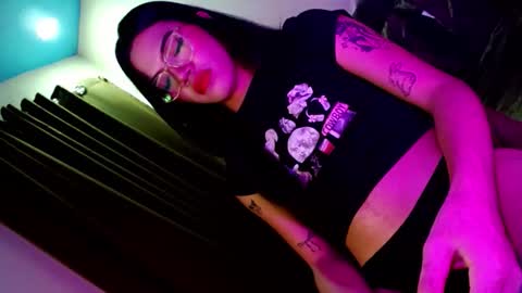 Snapshot of love_seren chatting on October 31, 2025, 11:00 am Seren online show from October 31, 2025, 11:00 am