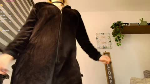 Snapshot of love_sharol chatting on January 15, 2025, 12:41 am Sharol Leon online show from January 15, 2025, 12:41 am