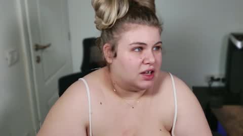 Snapshot of love_wiggy18 chatting on November 24, 2025, 8:25 am Ally online show from November 24, 2025, 8:25 am