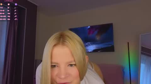 Snapshot of lovely_babyy chatting on April 25, 2026, 4:37 am Jenny online show from April 25, 2026, 4:37 am