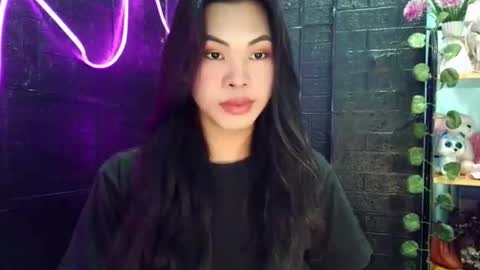 lovely_krizzy online show from April 13, 2026, 8:53 am