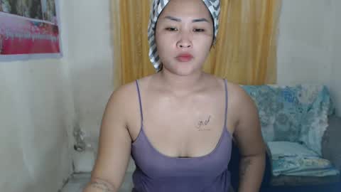 Snapshot of lovely_singlemom chatting on February 10, 2025, 1:35 am ask me dear online show from February 10, 2025, 1:35 am