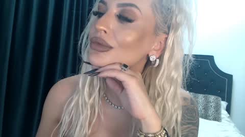 Snapshot of lovelyblondyxxx chatting on December 13, 2024, 2:10 am PrAllinXXXa online show from December 13, 2024, 2:10 am