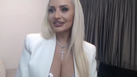 Snapshot of lovelyblondyxxx chatting on January 15, 2025, 11:19 pm PrAllinXXXa online show from January 15, 2025, 11:19 pm