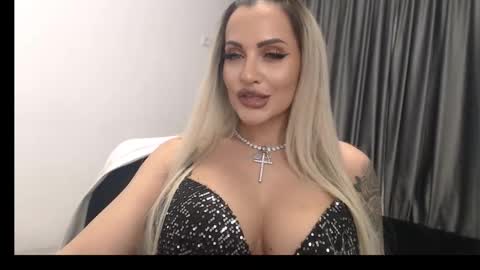 Snapshot of lovelyblondyxxx chatting on February 14, 2025, 2:18 am PrAllinXXXa online show from February 14, 2025, 2:18 am