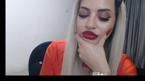 Snapshot of lovelyblondyxxx chatting on February 15, 2025, 2:15 am PrAllinXXXa online show from February 15, 2025, 2:15 am