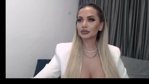 Snapshot of lovelyblondyxxx chatting on March 7, 2025, 12:37 am PrAllinXXXa online show from March 7, 2025, 12:37 am