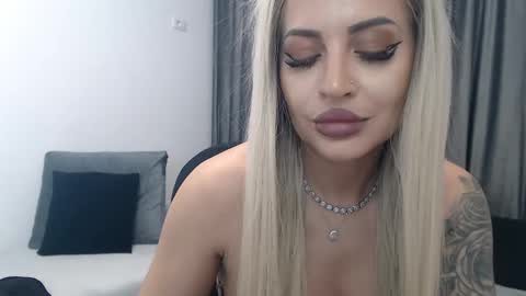 Snapshot of lovelyblondyxxx chatting on March 11, 2025, 1:16 am PrAllinXXXa online show from March 11, 2025, 1:16 am