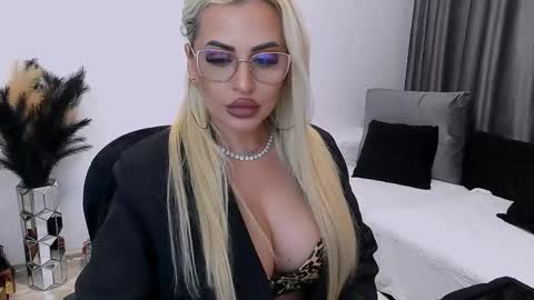 Snapshot of lovelyblondyxxx chatting on October 27, 2025, 12:04 am PrAllinXXXa online show from October 27, 2025, 12:04 am