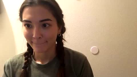 Snapshot of lovelyqueenaria chatting on December 17, 2024, 10:22 pm Queen Aria online show from December 17, 2024, 10:22 pm