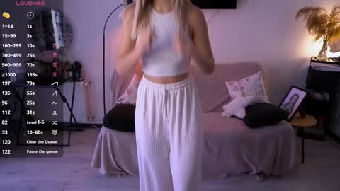 Snapshot of lovelyspacee chatting on October 14, 2025, 10:27 am Anna online show from October 14, 2025, 10:27 am