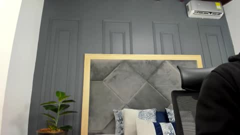 Snapshot of luca_morettii chatting on October 15, 2025, 12:27 pm luca_morettii online show from October 15, 2025, 12:27 pm