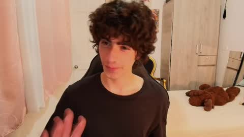 lucas_xo online show from October 25, 2025, 7:16 am