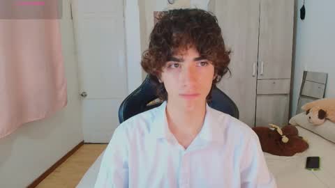 lucas_xo online show from December 17, 2025, 1:55 am