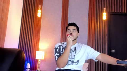 Snapshot of luciano_vitale_ chatting on July 18, 2026, 12:09 pm Luciano online show from July 18, 2026, 12:09 pm