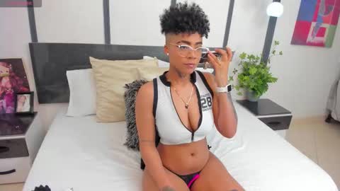  lucia wallace  online show from November 28, 2025, 11:40 pm