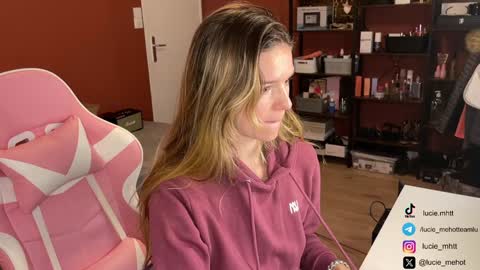 Snapshot of lucie_hot chatting on December 3, 2024, 10:50 am Lucie hot follow me on online show from December 3, 2024, 10:50 am