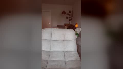 lucyxlou online show from April 1, 2026, 10:27 am