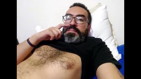 Snapshot of luis2988z chatting on March 2, 2025, 1:26 am Hairyman online show from March 2, 2025, 1:26 am