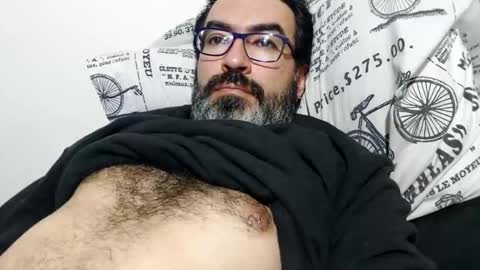 Snapshot of luis2988z chatting on October 16, 2025, 4:24 am Hairyman online show from October 16, 2025, 4:24 am