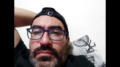 Snapshot of luis2988z chatting on November 11, 2025, 4:01 am Hairyman online show from November 11, 2025, 4:01 am