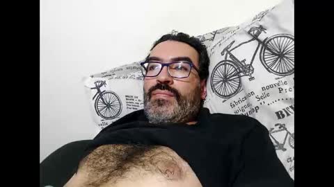 Snapshot of luis2988z chatting on November 16, 2025, 3:34 am Hairyman online show from November 16, 2025, 3:34 am