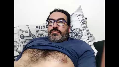 Snapshot of luis2988z chatting on November 19, 2025, 1:38 am Hairyman online show from November 19, 2025, 1:38 am