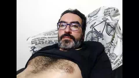 Snapshot of luis2988z chatting on November 28, 2025, 2:03 am Hairyman online show from November 28, 2025, 2:03 am