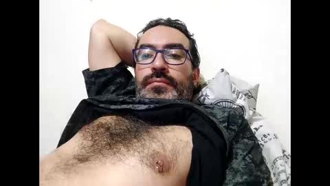 Snapshot of luis2988z chatting on December 23, 2025, 2:20 am Hairyman online show from December 23, 2025, 2:20 am