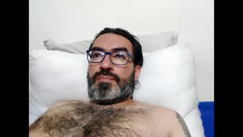 Snapshot of luis2988z chatting on April 1, 2026, 4:02 am Hairyman online show from April 1, 2026, 4:02 am