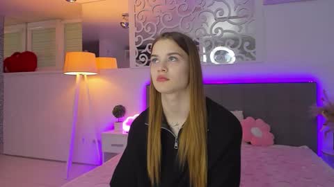 LuisaClover online show from December 2, 2025, 1:39 pm