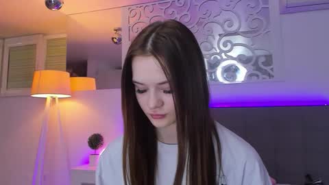 LuisaClover online show from March 4, 2026, 4:35 pm