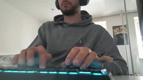 lukasschoetz online show from December 2, 2025, 10:53 am