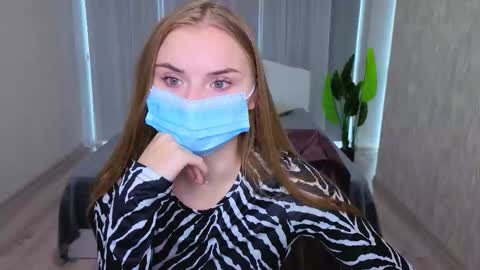 Snapshot of lukeriamoon chatting on October 18, 2025, 6:37 am lukeriamoon online show from October 18, 2025, 6:37 am