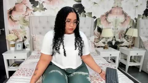 Snapshot of luli_rose_ chatting on October 21, 2025, 3:07 am Luli Rose online show from October 21, 2025, 3:07 am