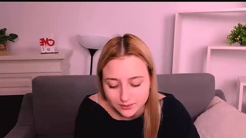 Snapshot of lulu___moon chatting on February 18, 2026, 9:44 pm Lily online show from February 18, 2026, 9:44 pm