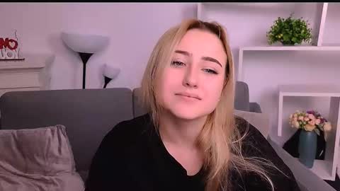 Snapshot of lulu___moon chatting on March 1, 2026, 10:01 pm Lily online show from March 1, 2026, 10:01 pm