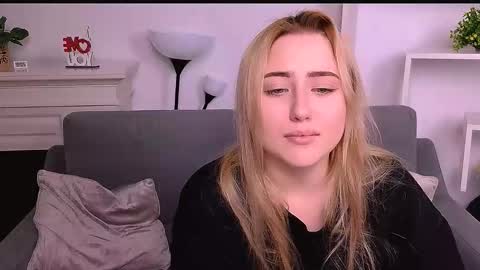 Snapshot of lulu___moon chatting on March 3, 2026, 10:15 pm Lily online show from March 3, 2026, 10:15 pm