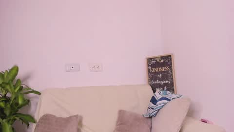 Snapshot of lulu_russell chatting on January 19, 2025, 4:44 am LULU online show from January 19, 2025, 4:44 am