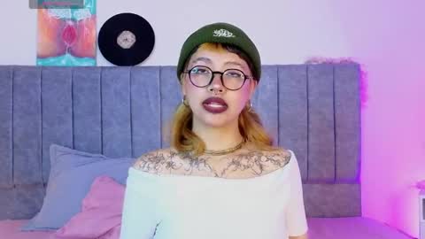 luna_blooms online show from April 19, 2026, 12:26 pm