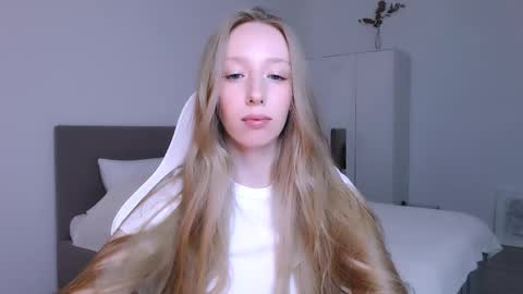 Snapshot of luna_insanity chatting on November 8, 2025, 8:18 pm Luna online show from November 8, 2025, 8:18 pm