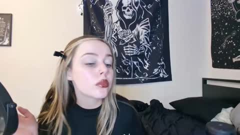 Snapshot of luna_lovelyy chatting on October 11, 2025, 4:22 am Luna online show from October 11, 2025, 4:22 am