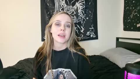 Snapshot of luna_lovelyy chatting on October 23, 2025, 4:12 am Luna online show from October 23, 2025, 4:12 am