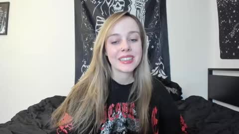 Snapshot of luna_lovelyy chatting on November 10, 2025, 5:50 am Luna online show from November 10, 2025, 5:50 am