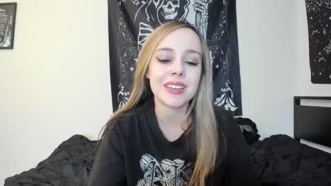 Snapshot of luna_lovelyy chatting on November 11, 2025, 5:18 am Luna online show from November 11, 2025, 5:18 am