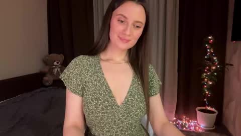 luna_raee online show from December 18, 2025, 8:37 pm