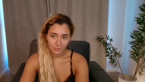 Snapshot of luna_velvvet chatting on June 23, 2026, 2:26 pm Luna online show from June 23, 2026, 2:26 pm